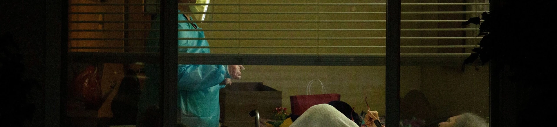 Profissional de saúde atende Susan Hailey, que teve exame positivo para o coronavírus, no Life Care Center de Kirkland, a casa de repouso no epicentro de um dos piores surtos da doença no estado americano de Washington, em 13 de março. Profissional de saúde atende Susan Hailey, que teve exame positivo para o coronavírus, no Life Care Center de Kirkland, a casa de repouso no epicentro de um dos piores surtos da doença no estado americano de Washington, em 13 de março.