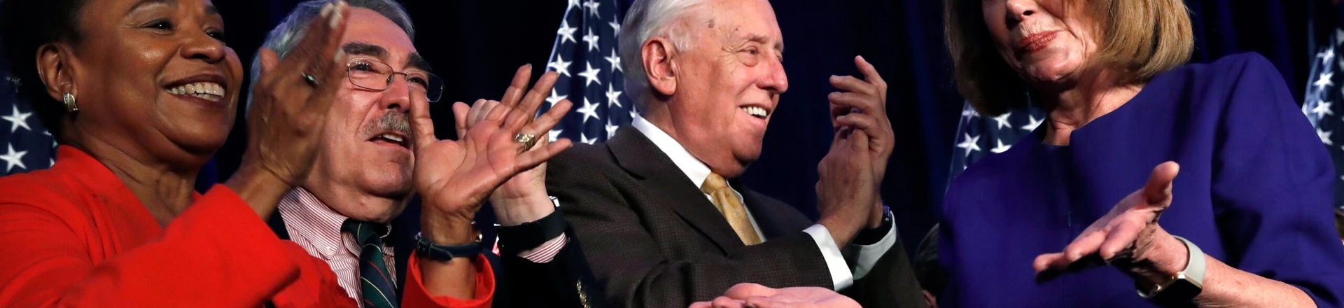 Da esquerda para a direita, deputada Barbara Lee, presidente do Congressional Black Caucus, deputado G. K. Butterfield, a deputada da minoria Whip Steny Hoyer e a líder da minoria na Câmara, Nancy Pelosi em um evento na noite da eleição em Washington, D.C., em 6 de novembro de 2018. Da esquerda para a direita, deputada Barbara Lee, presidente do Congressional Black Caucus, deputado G. K. Butterfield, a deputada da minoria Whip Steny Hoyer e a líder da minoria na Câmara, Nancy Pelosi em um evento na noite da eleição em Washington, D.C., em 6 de novembro de 2018.