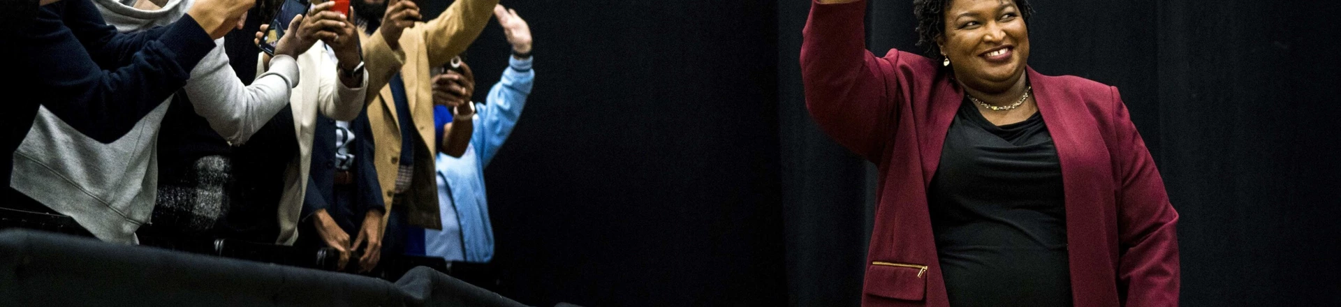 Stacey Abrams entra na arena do Morehouse College durante um evento de campanha em Atlanta, Geórgia, em 2 de novembro de 2018. Stacey Abrams entra na arena do Morehouse College durante um evento de campanha em Atlanta, Geórgia, em 2 de novembro de 2018.