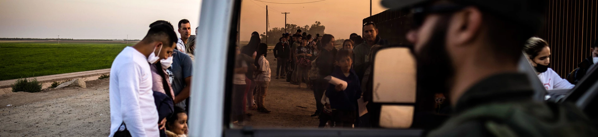 Imigrantes em busca de asilo esperam para serem registrados por agentes da Patrulha de Fronteira depois de cruzar o limite entre México e Estados Unidos em Yuma, Arizona, em 3 de maio de 2022. Imigrantes em busca de asilo esperam para serem registrados por agentes da Patrulha de Fronteira depois de cruzar o limite entre México e Estados Unidos em Yuma, Arizona, em 3 de maio de 2022.