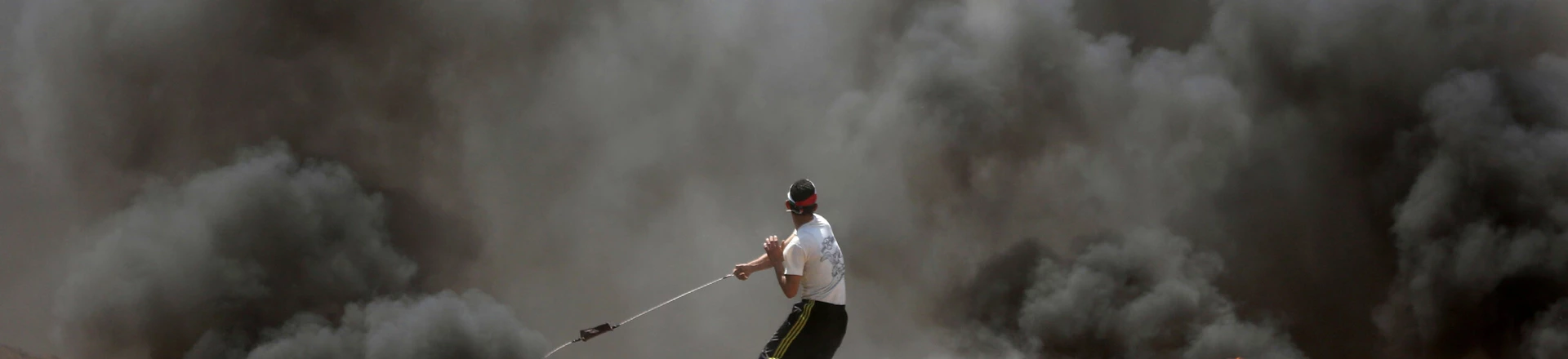 Manifestantes palestinos durante enfrentamento após protestos próximos à fronteira de Israel, em 14 de março de 2018. Manifestantes palestinos durante enfrentamento após protestos próximos à fronteira de Israel, em 14 de março de 2018.