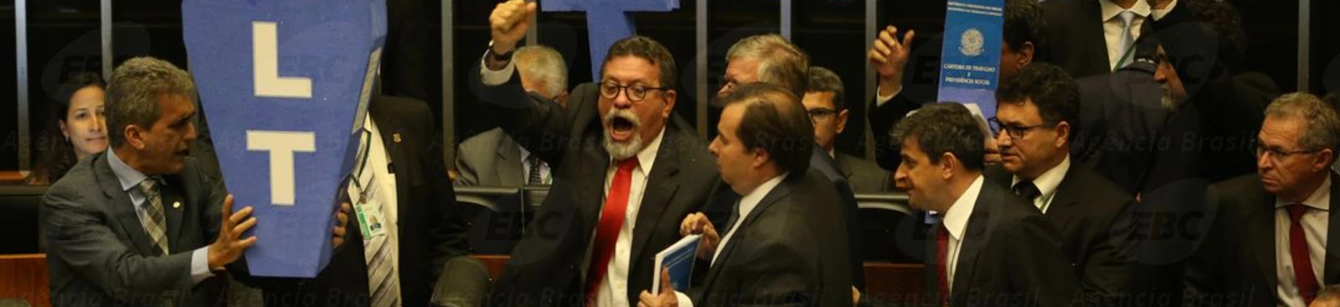 Brasília - Após a conclusão da leitura do parecer do relator do projeto da reforma trabalhista, deputados de partidos de oposição ao governo retomaram a obstrução aos trabalhos no plenário (Antonio Cruz/Agência Brasil) Brasília - Após a conclusão da leitura do parecer do relator do projeto da reforma trabalhista, deputados de partidos de oposição ao governo retomaram a obstrução aos trabalhos no plenário (Antonio Cruz/Agência Brasil)