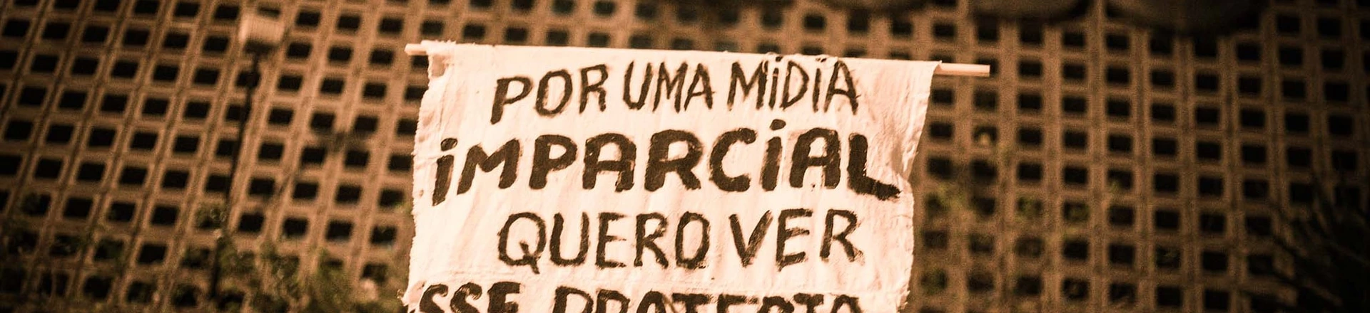 "Ocupa Rede Globo", manifestação em frente à sede da empresa, em julho de 2013. "Ocupa Rede Globo", manifestação em frente à sede da empresa, em julho de 2013.