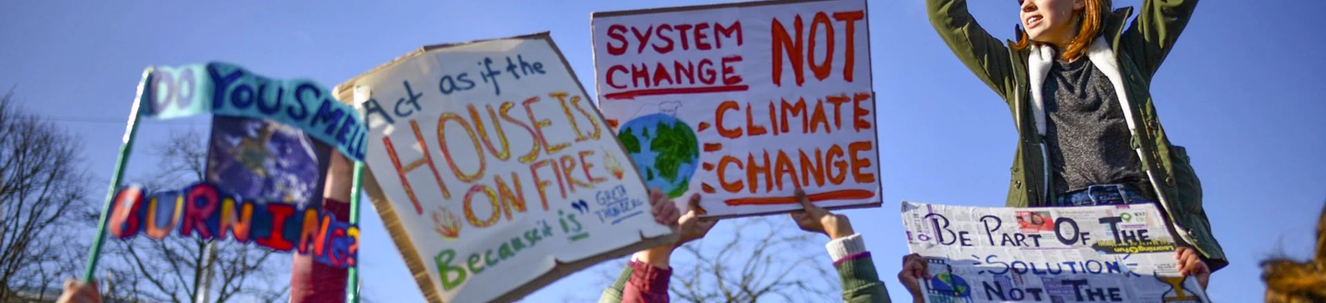 Crianças participando da Greve Global do Clima nas portas do Parlamento escocês em Edimburgo, Escócia, em 15 de março de 2019. Crianças participando da Greve Global do Clima nas portas do Parlamento escocês em Edimburgo, Escócia, em 15 de março de 2019.