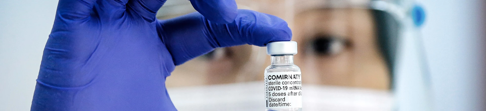 Profissional de saúde segura frasco da vacina Pfizer-BioNTech contra a covid-19 durante a primeira fase da campanha nacional de vacinação em um hospital de Sungai Buloh, nos arredores de Kuala Lumpur, Malásia, em 3 de março de 2021. Profissional de saúde segura frasco da vacina Pfizer-BioNTech contra a covid-19 durante a primeira fase da campanha nacional de vacinação em um hospital de Sungai Buloh, nos arredores de Kuala Lumpur, Malásia, em 3 de março de 2021.