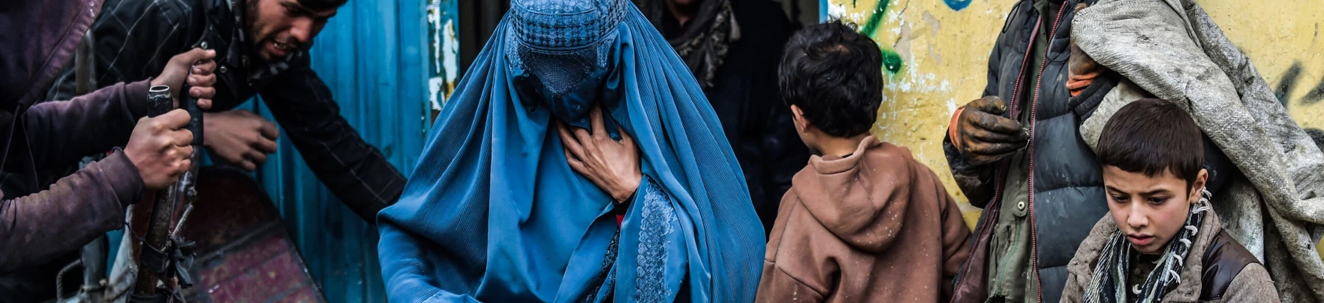 Pessoas esperam para receber ajuda de uma instituição de caridade nos arredores de Cabul, Afeganistão, em 30 de janeiro de 2022. Pessoas esperam para receber ajuda de uma instituição de caridade nos arredores de Cabul, Afeganistão, em 30 de janeiro de 2022.