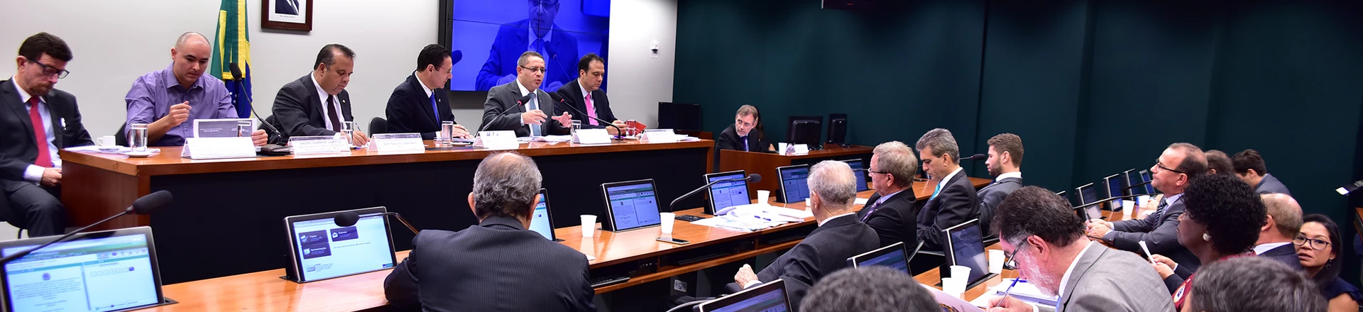 Advogado diz que Temer "ocupa ilegalmente a Presidência da República" e é xingado por deputados Advogado diz que Temer "ocupa ilegalmente a Presidência da República" e é xingado por deputados