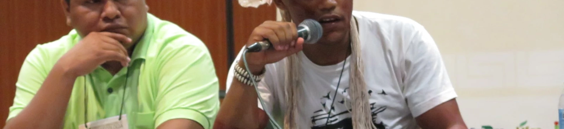 Seguranças do Planalto proíbem representante de índios de entrar em reunião porque usava cocar Seguranças do Planalto proíbem representante de índios de entrar em reunião porque usava cocar