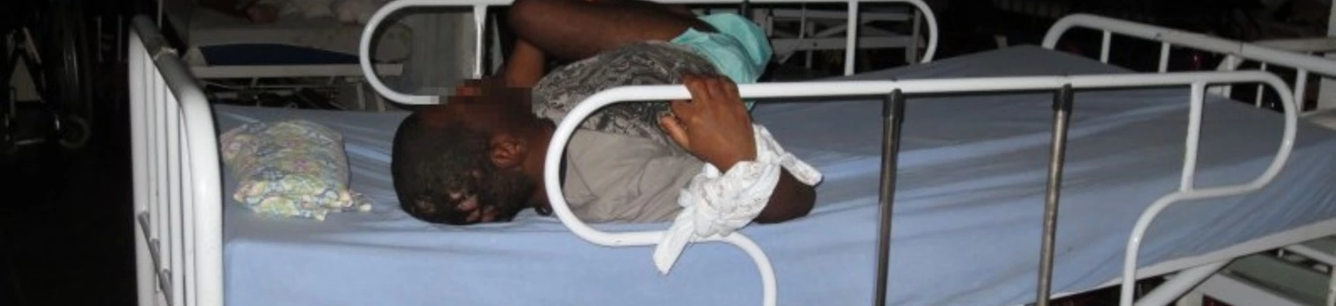 Um jovem amarrado à sua cama em uma instituição para pessoas com deficiência no Rio de Janeiro, em 2016. Um jovem amarrado à sua cama em uma instituição para pessoas com deficiência no Rio de Janeiro, em 2016.