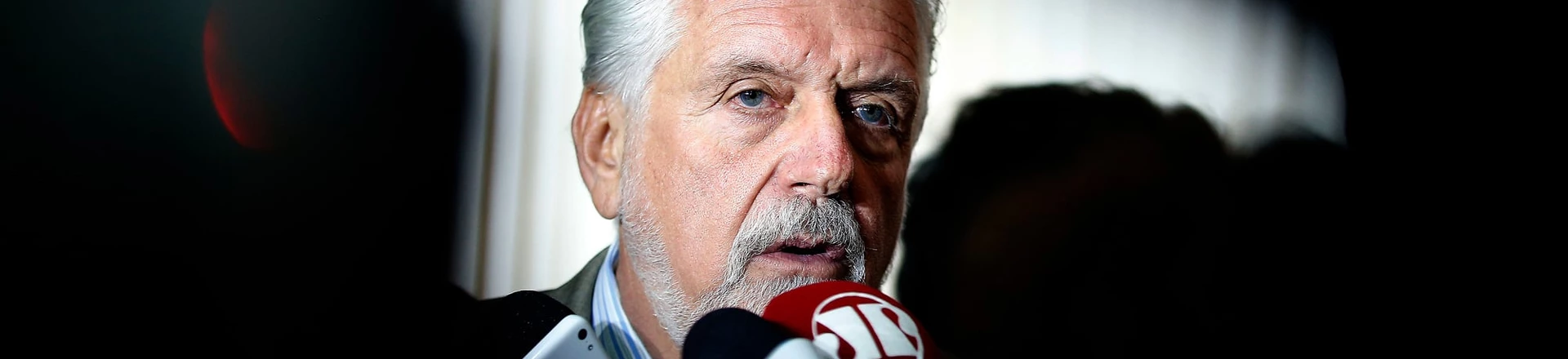 Brasil, Brasília, DF, 20/07/2015. O ministro da Defesa, Jaques Wagner, concede entrevista após a cerimônia de assinatura referente ao financiamento do projeto Amazônia-SAR, de um radar orbital para combater o desmatamento na Amazônia, no Ministério da Defesa, em Brasília (DF). Wagner afirmou que a posição do governo em relação à decisão do presidente da Câmara, Eduardo Cunha (PMDB-RJ), de romper com o Planalto, foi expressa na nota oficial, destacando que era uma decisão pessoal, não do PMDB. - Crédito:DIDA SAMPAIO/ESTADÃO CONTEÚDO/AE/Código imagem:187015 Brasil, Brasília, DF, 20/07/2015. O ministro da Defesa, Jaques Wagner, concede entrevista após a cerimônia de assinatura referente ao financiamento do projeto Amazônia-SAR, de um radar orbital para combater o desmatamento na Amazônia, no Ministério da Defesa, em Brasília (DF). Wagner afirmou que a posição do governo em relação à decisão do presidente da Câmara, Eduardo Cunha (PMDB-RJ), de romper com o Planalto, foi expressa na nota oficial, destacando que era uma decisão pessoal, não do PMDB. - Crédito:DIDA SAMPAIO/ESTADÃO CONTEÚDO/AE/Código imagem:187015