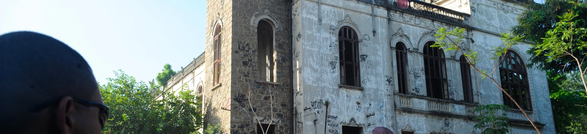 O prédio do antigo Museu do Índio estava abandonado desde o fim dos anos 1970 até ser ocupado por indígenas e movimentos sociais. Desocupado, voltou a ser esquecido. O prédio do antigo Museu do Índio estava abandonado desde o fim dos anos 1970 até ser ocupado por indígenas e movimentos sociais. Desocupado, voltou a ser esquecido.