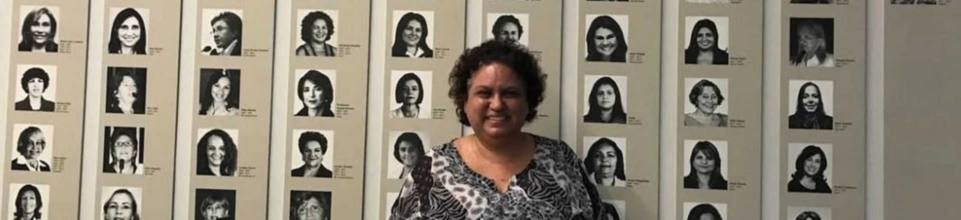 Lola Aronovich em frente a um mural com fotos de deputadas mulheres no Congresso Nacional, em Brasília. Lola Aronovich em frente a um mural com fotos de deputadas mulheres no Congresso Nacional, em Brasília.