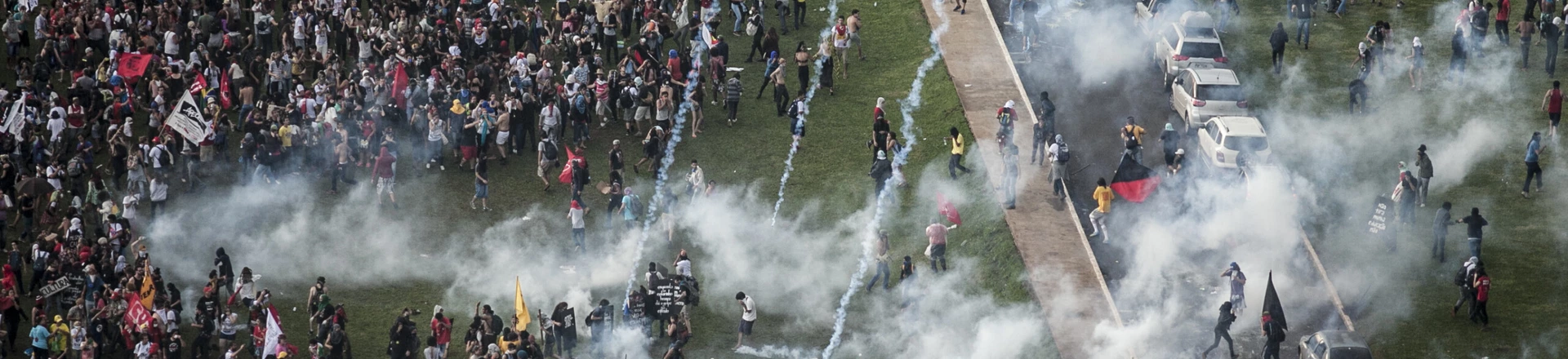 Manifestantes nos jardins do Planalto em ato contra a PEC55; terça-feira, 29. Manifestantes nos jardins do Planalto em ato contra a PEC55; terça-feira, 29.