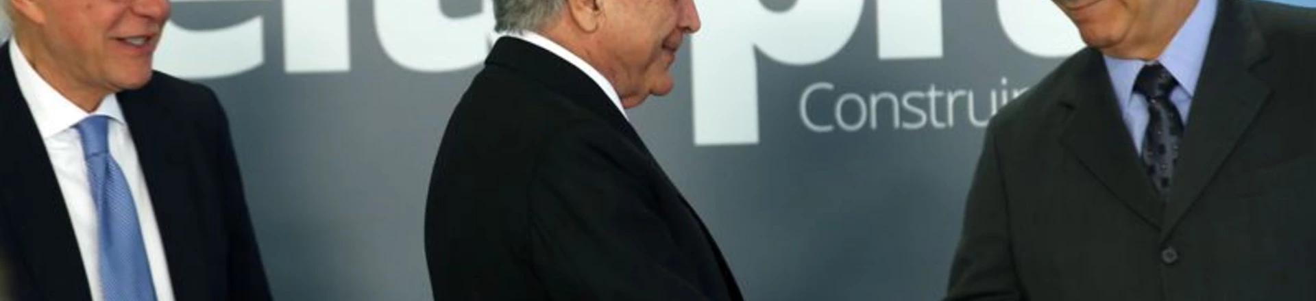 Brasília - O ministro Moreira Franco, o presidente Michel Temer e o ministro Eliseu Padilha, durante cerimônia de assinatura de contratos de concessões dos aeroportos de Fortaleza, Porto Alegre, Salvador e Florianópolis (Antonio Cruz/Agência Brasil) Brasília - O ministro Moreira Franco, o presidente Michel Temer e o ministro Eliseu Padilha, durante cerimônia de assinatura de contratos de concessões dos aeroportos de Fortaleza, Porto Alegre, Salvador e Florianópolis (Antonio Cruz/Agência Brasil)