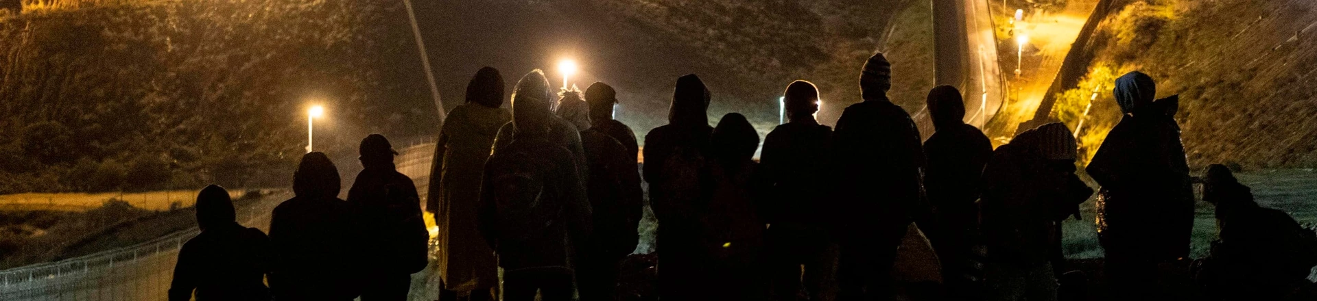 Imigrantes da América Central aguardam sobre um morro antes de tentar atravessar de Tijuana para San Diego em 31 de dezembro de 2018. Imigrantes da América Central aguardam sobre um morro antes de tentar atravessar de Tijuana para San Diego em 31 de dezembro de 2018.