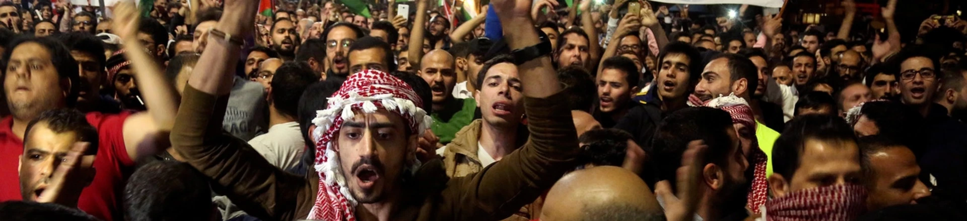 Primeiro-ministro da Jordânia cai, mas protestos contra austeridade continuam Primeiro-ministro da Jordânia cai, mas protestos contra austeridade continuam