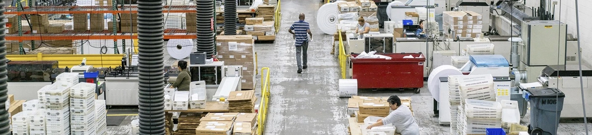 Empregados da Broadridge Financial Solutions trabalham nas instalações da empresa em Brentwood, Nova York, em 4 de junho de 2018. Empregados da Broadridge Financial Solutions trabalham nas instalações da empresa em Brentwood, Nova York, em 4 de junho de 2018.