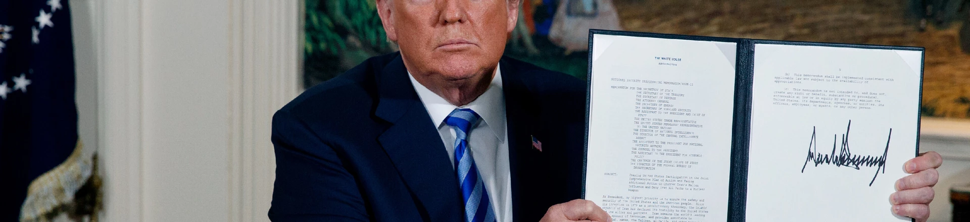 O presidente dos EUA Donald Trump exibe um Decreto Presidencial assinado depois de emitir da Casa Branca uma declaração sobre o acordo nuclear com o Irã, em 8 de maio de 2018. O presidente dos EUA Donald Trump exibe um Decreto Presidencial assinado depois de emitir da Casa Branca uma declaração sobre o acordo nuclear com o Irã, em 8 de maio de 2018.