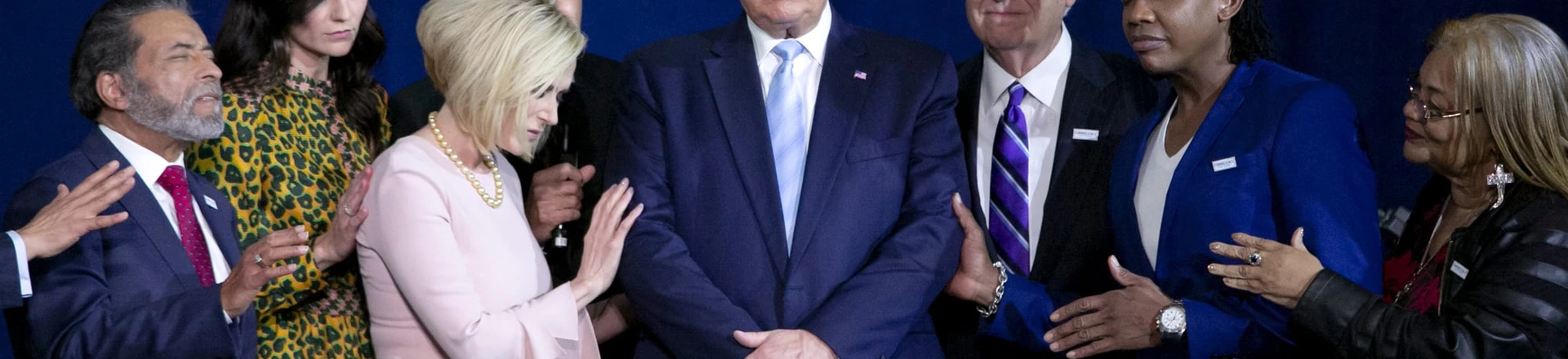 O presidente dos EUA, Donald Trump, reza durante um evento de lançamento da coalizão “Evangélicos por Trump” em Miami, no dia 3 de janeiro de 2020. O presidente dos EUA, Donald Trump, reza durante um evento de lançamento da coalizão “Evangélicos por Trump” em Miami, no dia 3 de janeiro de 2020.