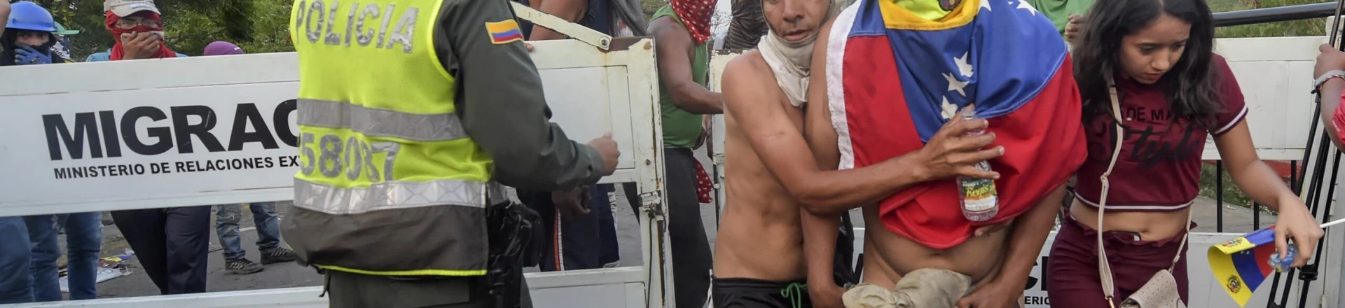 Apoiadores do líder da oposição venezuelana Juan Guaido passam para o lado colombiano da Ponte Internacional Francisco de Paula em Cucuta, durante confrontos com as forças de segurança venezuelanas em Urena, Venezuela, em 25 de fevereiro de 2019. Apoiadores do líder da oposição venezuelana Juan Guaido passam para o lado colombiano da Ponte Internacional Francisco de Paula em Cucuta, durante confrontos com as forças de segurança venezuelanas em Urena, Venezuela, em 25 de fevereiro de 2019.