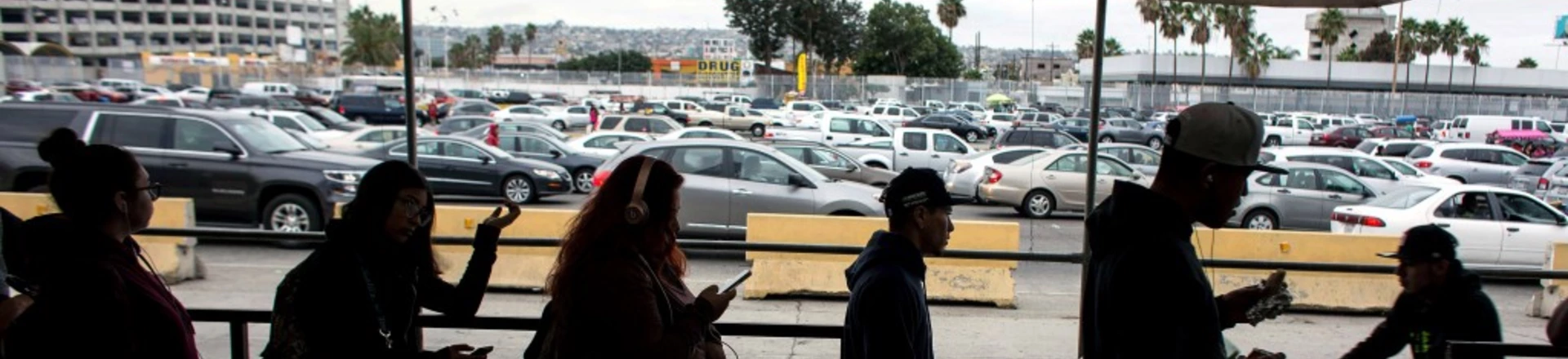 Imigrantes fazem fila na fronteira entre México e Estados Unidos, no Posto de Entrada de San Ysidro, em Tijuana, região noroeste do México (AFP PHOTO / GUILLERMO ARIAS / TO GO WITH AFP STORY by Javier TOVAR, with Said BETANZOS in Tijuana (Photo credit should read GUILLERMO ARIAS/AFP/Getty Images) Imigrantes fazem fila na fronteira entre México e Estados Unidos, no Posto de Entrada de San Ysidro, em Tijuana, região noroeste do México (AFP PHOTO / GUILLERMO ARIAS / TO GO WITH AFP STORY by Javier TOVAR, with Said BETANZOS in Tijuana (Photo credit should read GUILLERMO ARIAS/AFP/Getty Images)