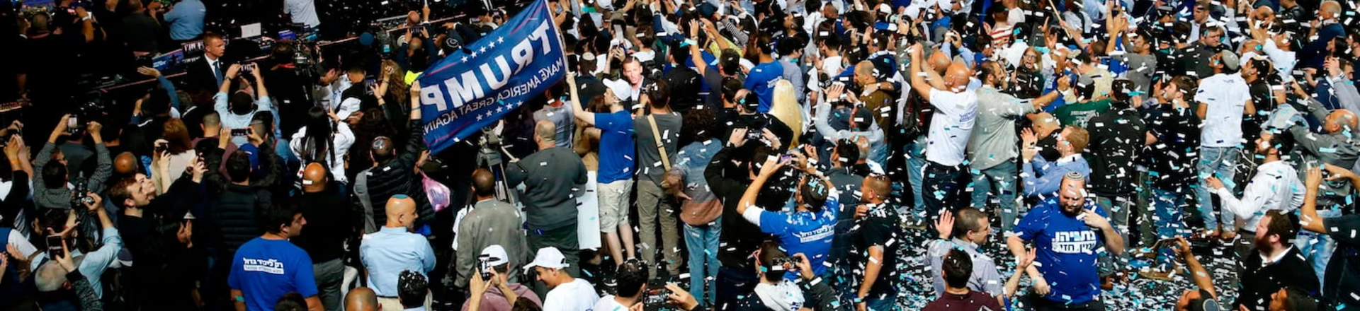 Simpatizantes do partido de extrema direita Likud, de Israel, celebraram quando o primeiro-ministro Benjamin Netanyahu declarou sua vitória na noite de terça-feira, em Tel Aviv. Simpatizantes do partido de extrema direita Likud, de Israel, celebraram quando o primeiro-ministro Benjamin Netanyahu declarou sua vitória na noite de terça-feira, em Tel Aviv.