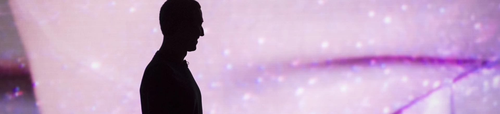 Mark Zuckerberg assiste a uma demonstração de produto durante a conferência Oculus Connect 5, no dia 26 de setembro de 2018, em San Jose, na Califórnia. Mark Zuckerberg assiste a uma demonstração de produto durante a conferência Oculus Connect 5, no dia 26 de setembro de 2018, em San Jose, na Califórnia.