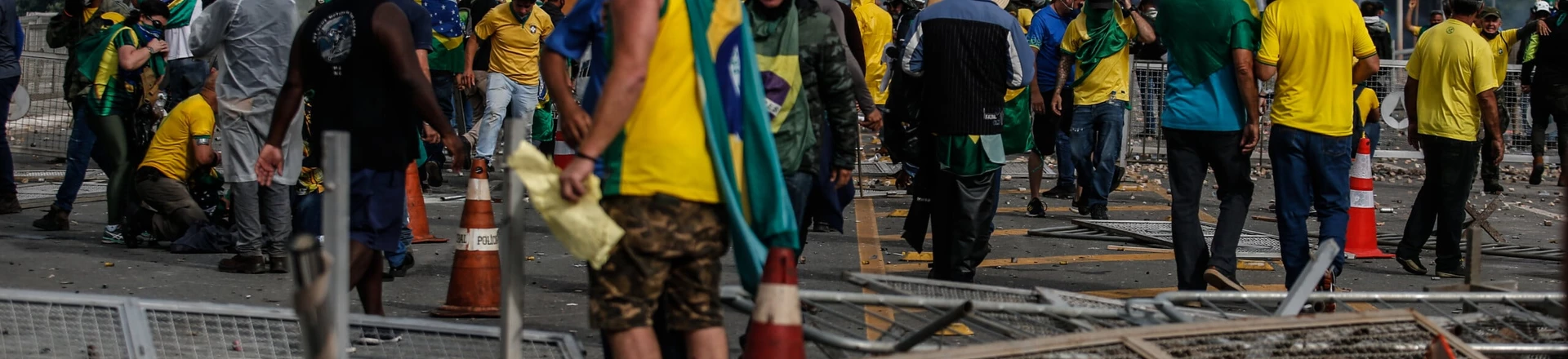 Vândalos golpistas invadem a praça dos Três Poderes e depredam os prédios. Vândalos golpistas invadem a praça dos Três Poderes e depredam os prédios.