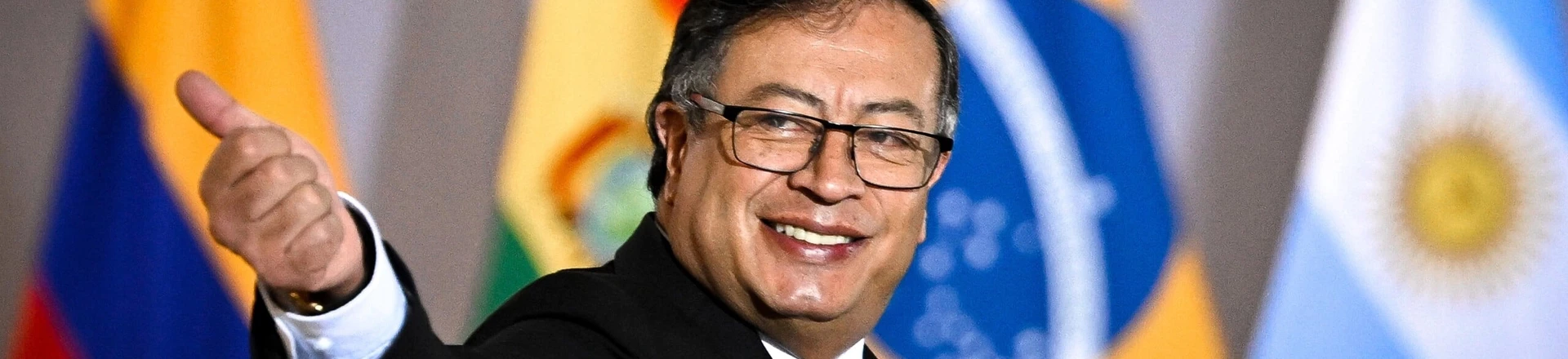 O presidente Gustavo Petro, da Colômbia, acena para jornalistas ao chegar no Itamaraty, em Brasília, em 30 de maio de 2023. O presidente Gustavo Petro, da Colômbia, acena para jornalistas ao chegar no Itamaraty, em Brasília, em 30 de maio de 2023.