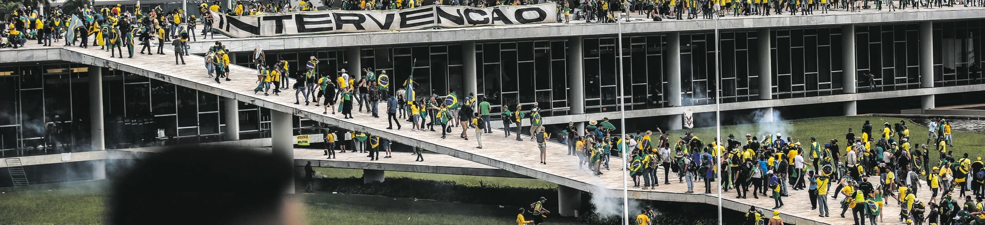 Homem que subiu no Congresso nos atos golpistas de 8 de janeiro é homenageado no Senado por membro da CPI Homem que subiu no Congresso nos atos golpistas de 8 de janeiro é homenageado no Senado por membro da CPI