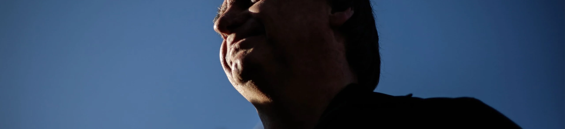 Jair Bolsonaro em imagem de baixo para cima, com luz que não revela completamente seu rosto. Foto: Gabriela Biló/Folhapress Jair Bolsonaro em imagem de baixo para cima, com luz que não revela completamente seu rosto. Foto: Gabriela Biló/Folhapress