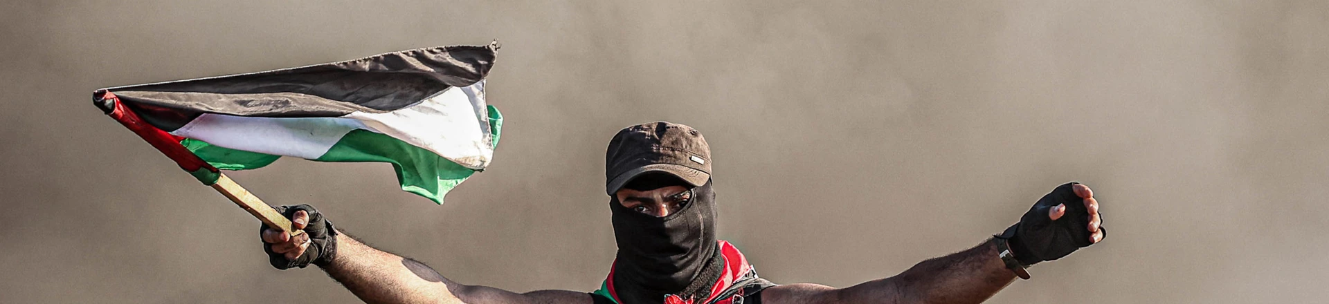 Manifestantes palestinos queimam pneus durante um protesto contra repetidos ataques nos pátios da Mesquita de Al-Aqsa, perto da cerca com Israel, a leste da Cidade de Gaza. Manifestantes palestinos queimam pneus durante um protesto contra repetidos ataques nos pátios da Mesquita de Al-Aqsa, perto da cerca com Israel, a leste da Cidade de Gaza.