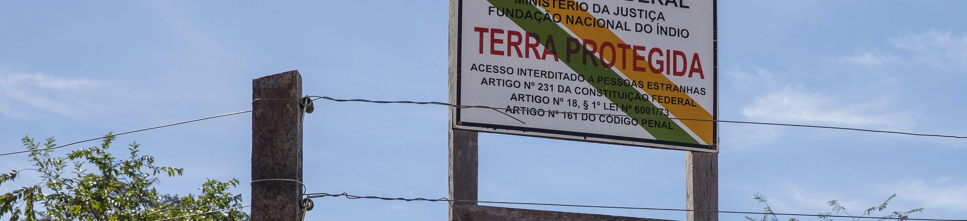Placa do governo federal sinaliza que área não deve ser acessada por não indígenas. Placa do governo federal sinaliza que área não deve ser acessada por não indígenas.