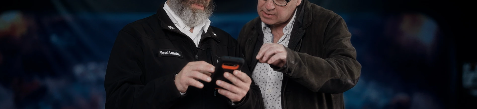 O jornalista Richard Sanders dirigiu o documentário ‘7 de outubro’. Para ele, histórias contadas por Israel são aceitas sem análise crítica. O jornalista Richard Sanders dirigiu o documentário ‘7 de outubro’. Para ele, histórias contadas por Israel são aceitas sem análise crítica.