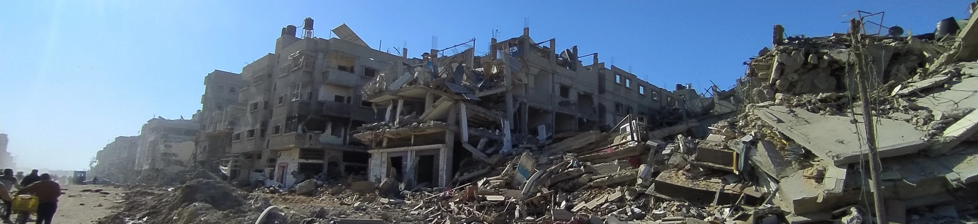 Palestinos se deslocam de Khan Yunis, Gaza, em meio aos escombros deixados pelo exército de Israel. Palestinos se deslocam de Khan Yunis, Gaza, em meio aos escombros deixados pelo exército de Israel.