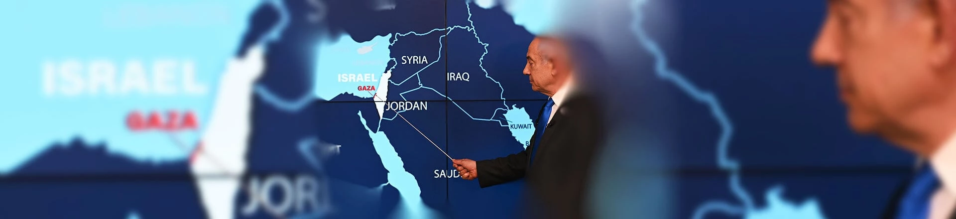 Benjamin Netanyahu, primeiro-ministro de Israel, aponta para o mapa da região em conferência de imprensa em 05/09/2024. Benjamin Netanyahu, primeiro-ministro de Israel, aponta para o mapa da região em conferência de imprensa em 05/09/2024.