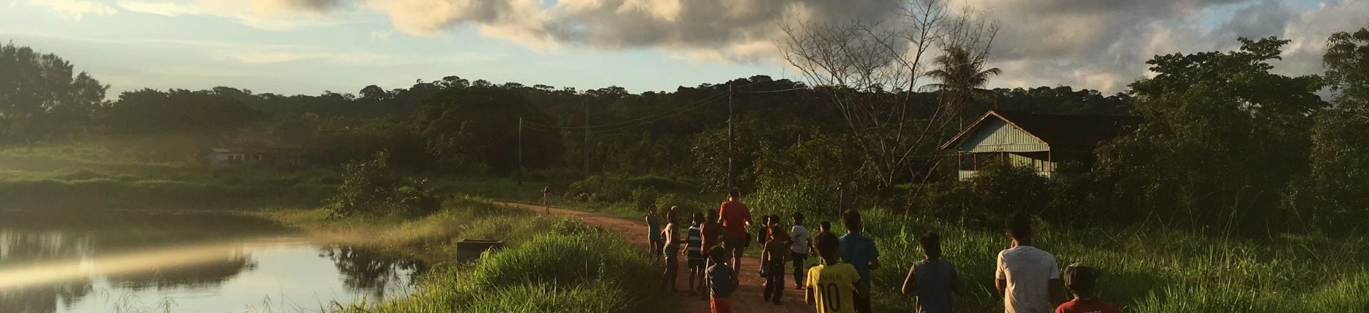Crianças Cinta Larga no caminho da aldeia até o Rio Roosevelt (Crédito: Divulgação) Crianças Cinta Larga no caminho da aldeia até o Rio Roosevelt (Crédito: Divulgação)