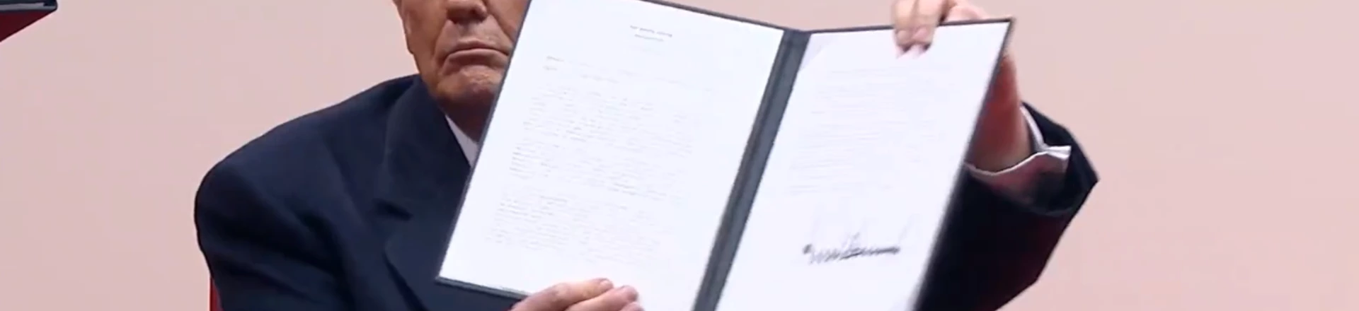 Trump editou vários decretos que atingem minorias, em especial imigrantes. Trump editou vários decretos que atingem minorias, em especial imigrantes.