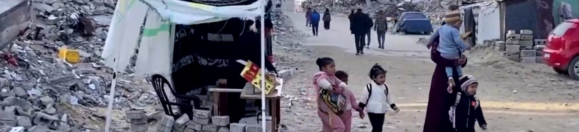 Palestinos em Gaza tentam sobreviver enquanto aguardam cessar-fogo. Palestinos em Gaza tentam sobreviver enquanto aguardam cessar-fogo.