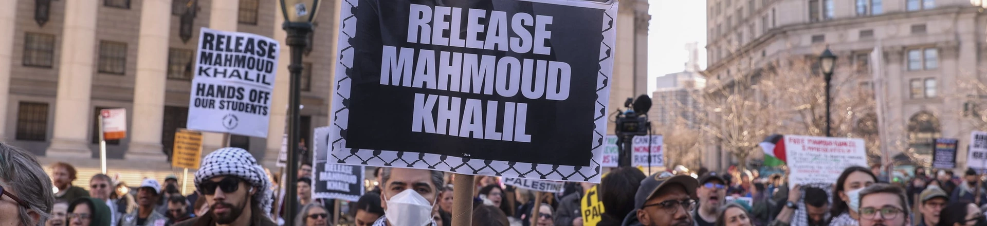 Nova York, EUA, 11 de março de 2025 - pessoas se reúnem para protestar contra a prisão de Mahmoud Khalil e o autoritarismo de Donald Trump. Nova York, EUA, 11 de março de 2025 - pessoas se reúnem para protestar contra a prisão de Mahmoud Khalil e o autoritarismo de Donald Trump.