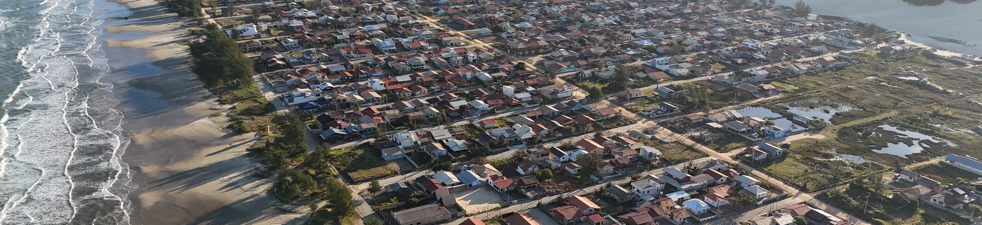 Deputados e senadores de SC querem reduzir área de proteção ambiental para proteger imóveis de luxo Deputados e senadores de SC querem reduzir área de proteção ambiental para proteger imóveis de luxo