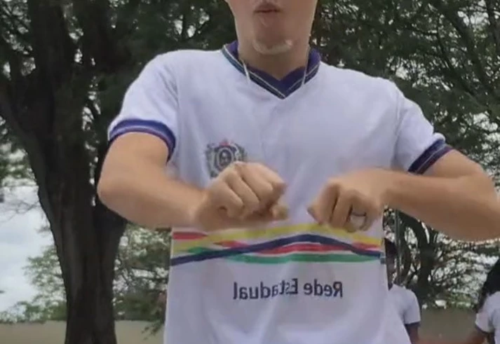 O uniforme da rede pública é motivo de estigma e objeto de desejo de tiktokers
