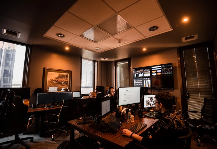 Brasil Paralelo lança ofensiva judicial para calar críticos e reescrever a própria história