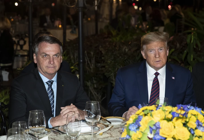 Bolsonaro burla decreto de Trump que proíbe entrada nos EUA devido à covid-19 para contrabandear Abraham Weintraub para o país Bolsonaro burla decreto de Trump que proíbe entrada nos EUA devido à covid-19 para contrabandear Abraham Weintraub para o país