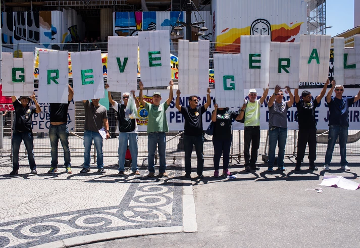 Apesar do conflito nas ruas do centro da cidade, a sessão aconteceu e as medidas começaram a ser votadas. Apesar do conflito nas ruas do centro da cidade, a sessão aconteceu e as medidas começaram a ser votadas.