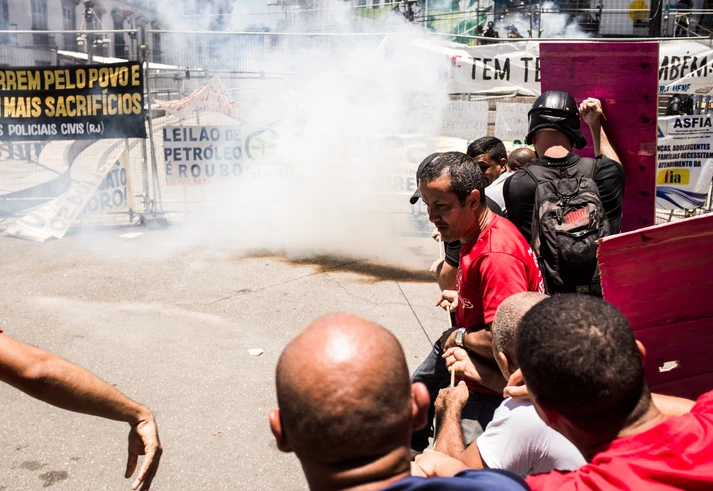 Apesar do conflito nas ruas do centro da cidade, a sessão aconteceu e as medidas começaram a ser votadas. Apesar do conflito nas ruas do centro da cidade, a sessão aconteceu e as medidas começaram a ser votadas.