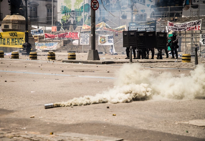 Apesar do conflito nas ruas do centro da cidade, a sessão aconteceu e as medidas começaram a ser votadas. Apesar do conflito nas ruas do centro da cidade, a sessão aconteceu e as medidas começaram a ser votadas.
