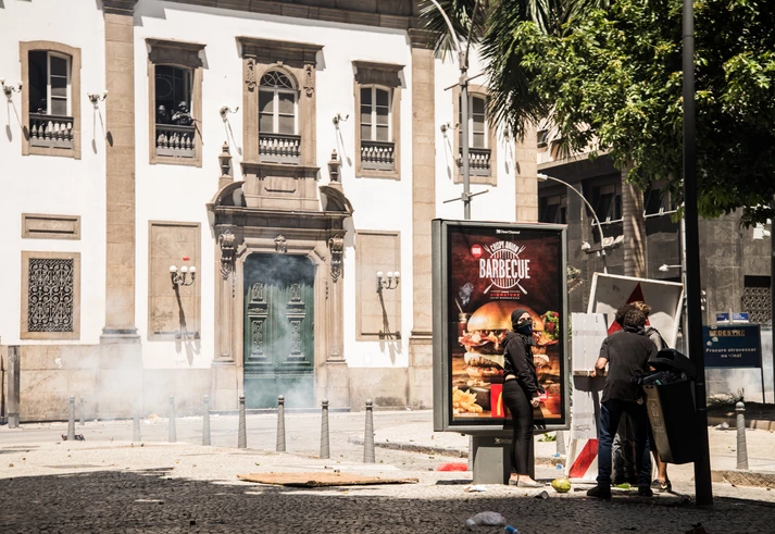 Apesar do conflito nas ruas do centro da cidade, a sessão aconteceu e as medidas começaram a ser votadas. Apesar do conflito nas ruas do centro da cidade, a sessão aconteceu e as medidas começaram a ser votadas.