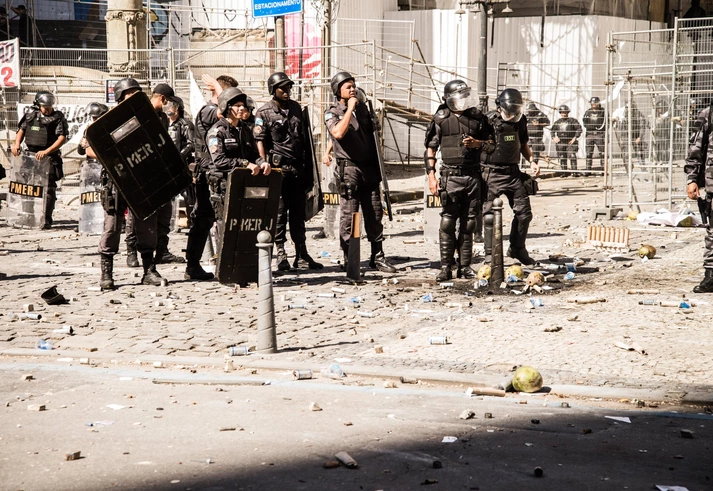 Apesar do conflito nas ruas do centro da cidade, a sessão aconteceu e as medidas começaram a ser votadas. Apesar do conflito nas ruas do centro da cidade, a sessão aconteceu e as medidas começaram a ser votadas.