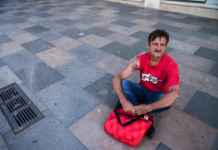 Apesar do conflito nas ruas do centro da cidade, a sessão aconteceu e as medidas começaram a ser votadas. Apesar do conflito nas ruas do centro da cidade, a sessão aconteceu e as medidas começaram a ser votadas.